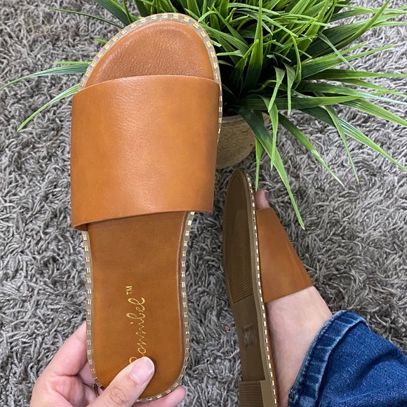 Single Band Gold Trim Sandals in Tan - Picture 4 of 8